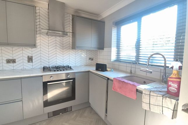 2B, Chichester Close, Ashford photo 2