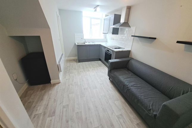 Flat to rent in High Street, Kingswood, Bristol