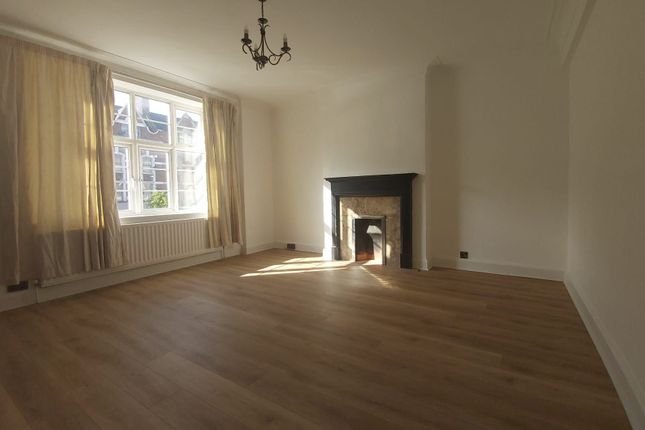 Thumbnail Room to rent in Flat, Astoria Mansions, Streatham High Road, London