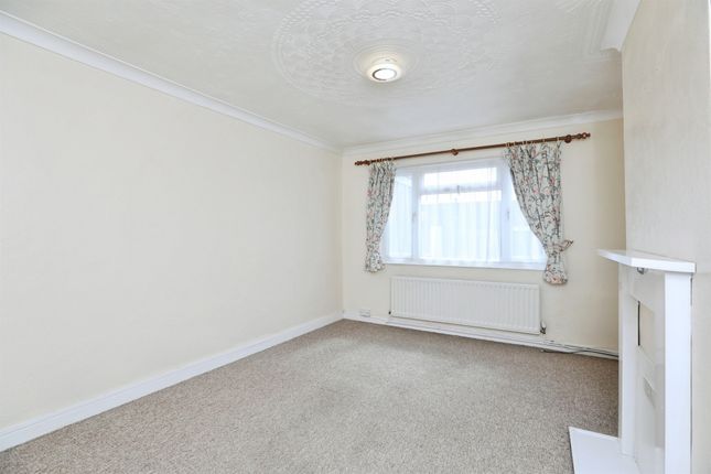 50, Regis Crescent, Sittingbourne photo 3