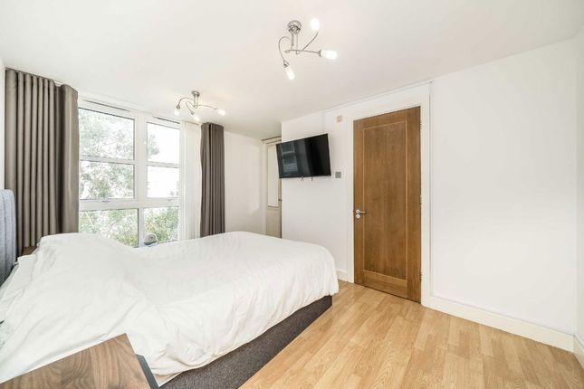 52, Barrier Point Road, London photo 4