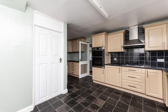 27, Hill Estate, Upton photo 4
