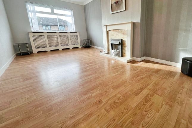 16, Lawnmount Crescent, Lisburn photo 2