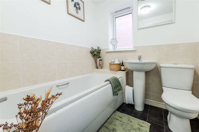 52, The Rowans, Wakefield photo 4