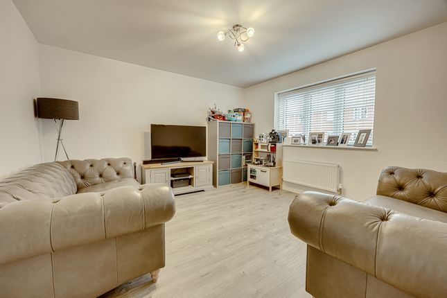 14, Charles Crescent, Rochford photo 3