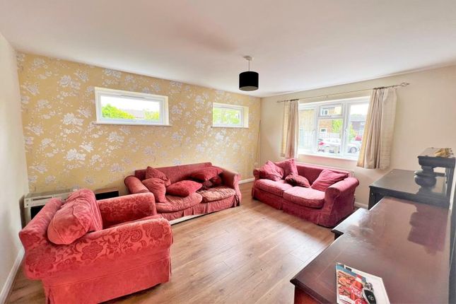 Roundthorn Way, Woking photo 4