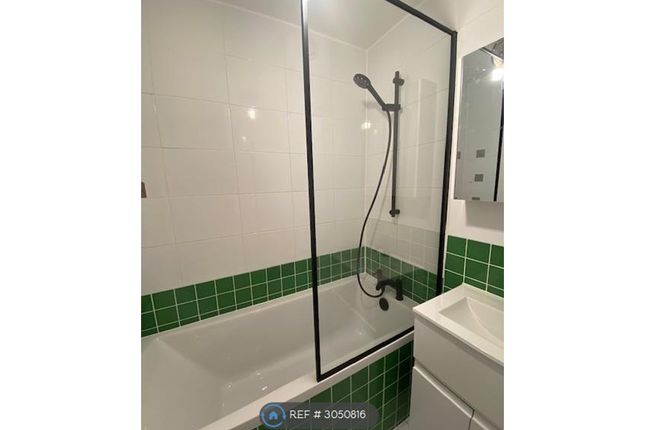 Flat, Vickery Court Mitchell Street, London photo 2
