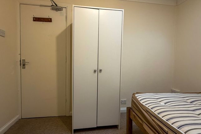 Room 4, 20, Lisburn Road, Newmarket photo 3