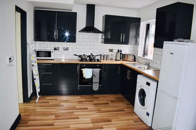 Flat to rent in Central Avenue, Beeston, Nottingham