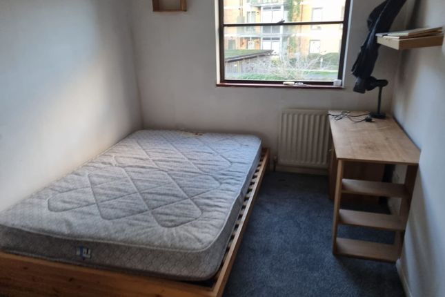 Thumbnail Shared accommodation to rent in Burgos Grove, London