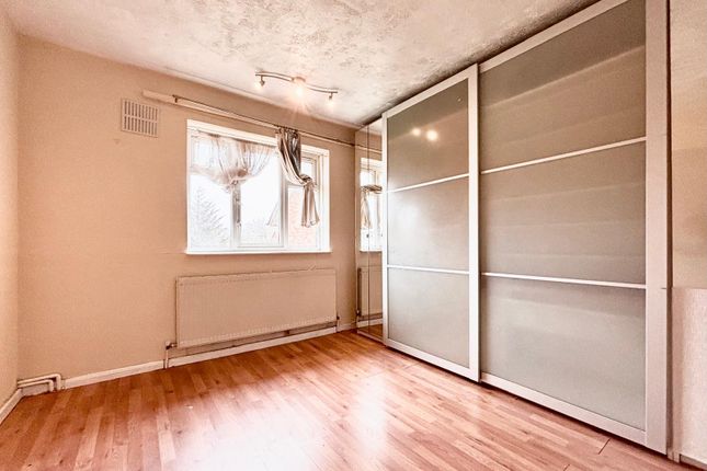 Longhayes Court, Chadwell Heath photo 2