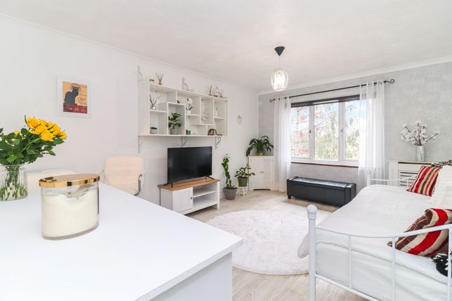 1-bed flat on 42, Gell Close, Uxbridge, £270,000