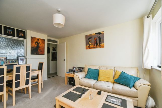 2 Chaveywell Court, Castle Street, CALNE photo 2
