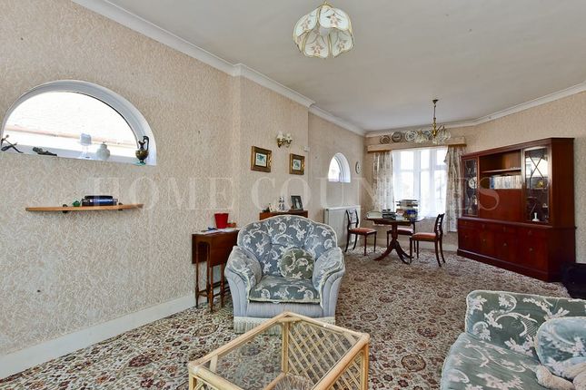 27, Elmroyd Avenue,, Potters Bar photo 4