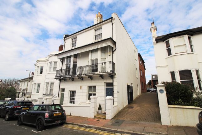 End terrace house for sale in Clifton Hill, Brighton