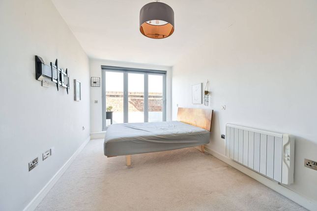 Flat for sale in Queens Row, Elephant And Castle, London