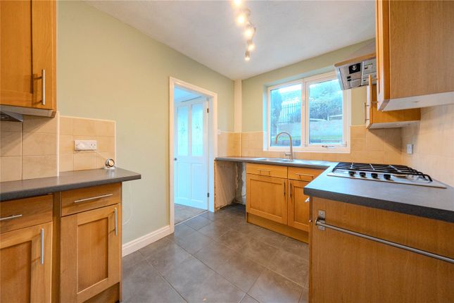 25, Queenshill Crescent, West Yorkshire photo 2