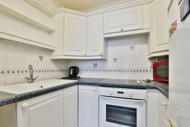 Wentworth Drive, Broadstone photo 3
