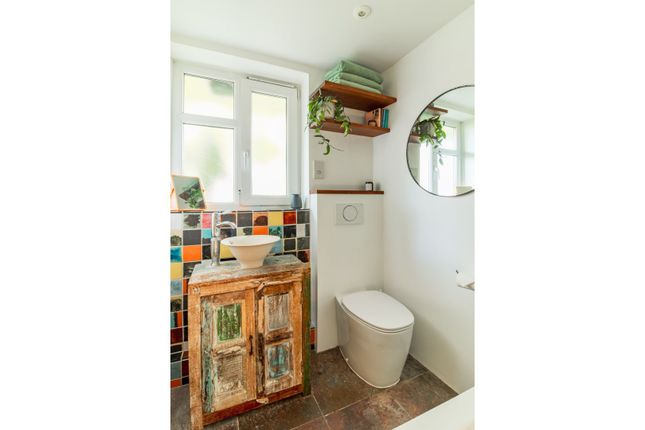 Flat for sale in Green Lanes, London