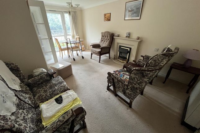 281 Flat 21, Mead Court, Station Road, Addlestone photo 2