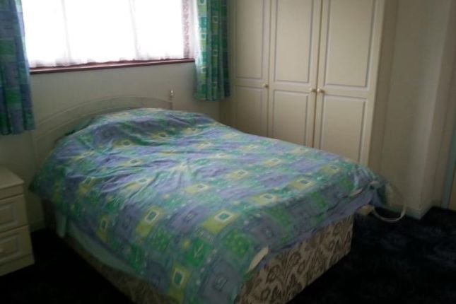 Sparrow Farm Drive, Feltham photo 4