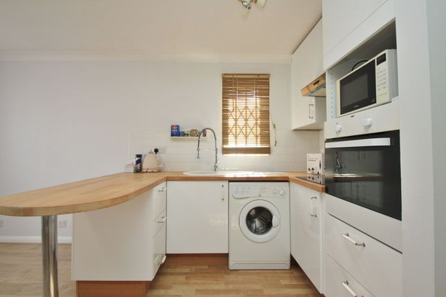 23 Amanda Close, Chigwell photo 4