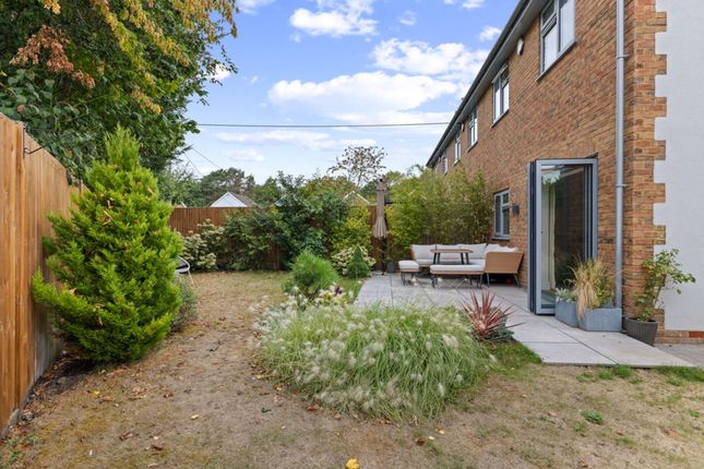 1 Frith Close, Camberley photo 4
