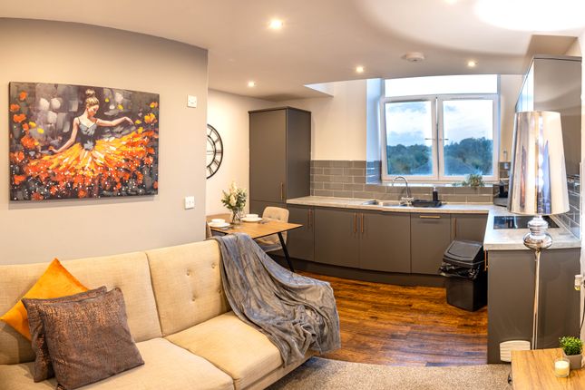 2-bed flat on Huddersfield, £1,150/mo