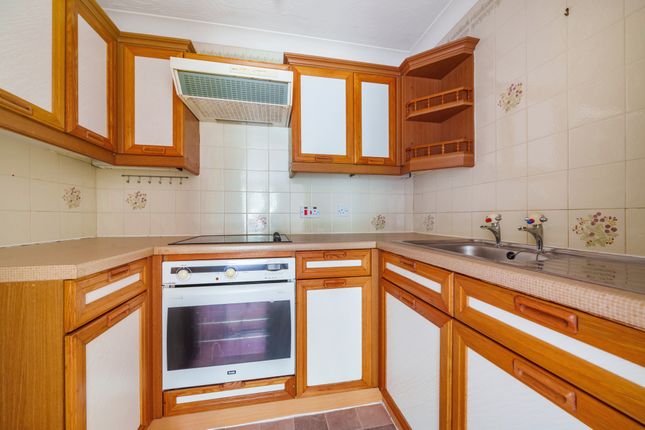 Flat for sale in Mayfield Avenue, North Finchley, London