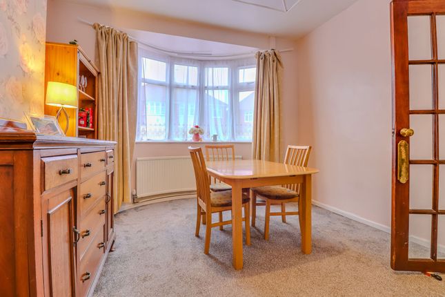 14 Balmoral Drive, Leicester photo 4