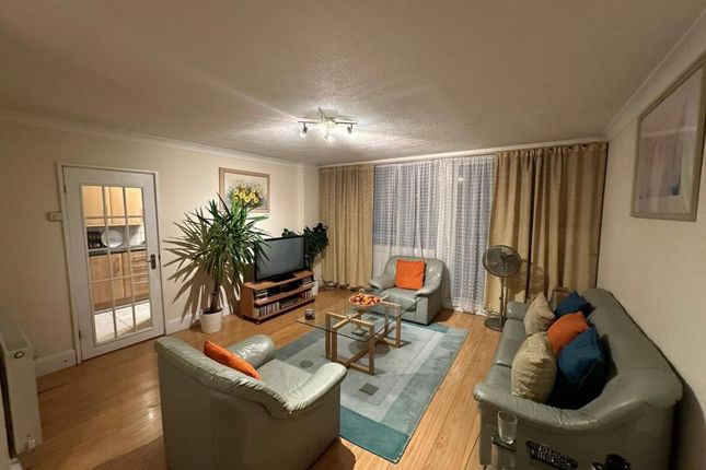 Flat for sale in Embassy Lodge, Regents Park Road