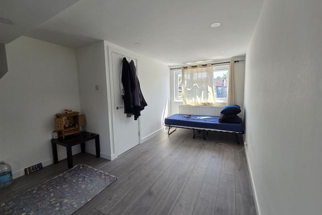 20, Benares Road, London photo 5