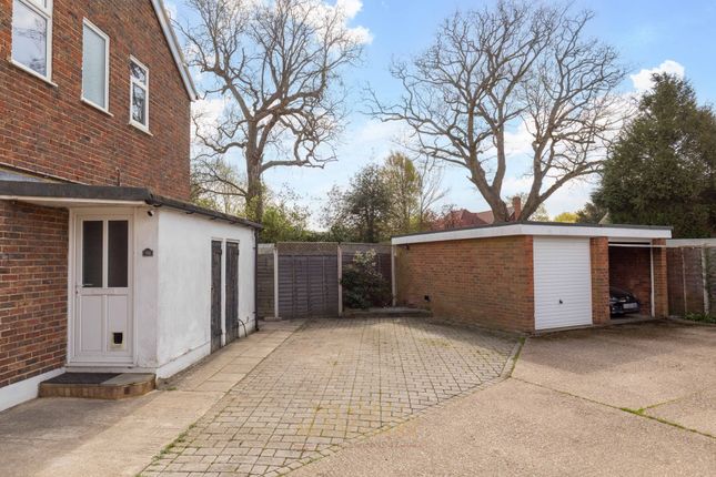 36 Fairlawns, Horley photo 2