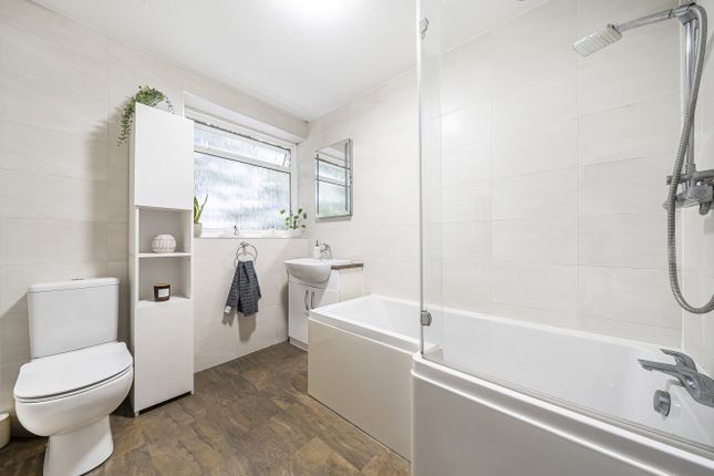 6 Fairmead Court,, Gordon Crescent, Surrey photo 4