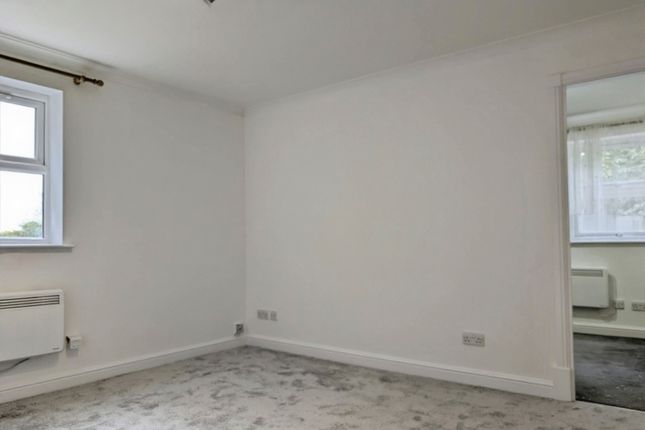 181, Milton Court, Smarts Green, London photo 3