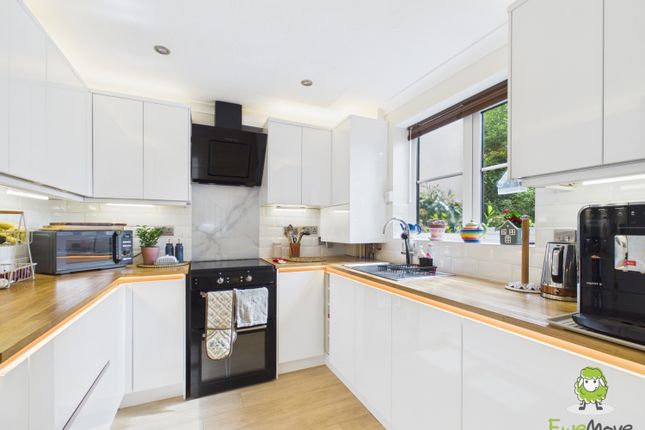 17, Pond Road Bramley, Tadley photo 4