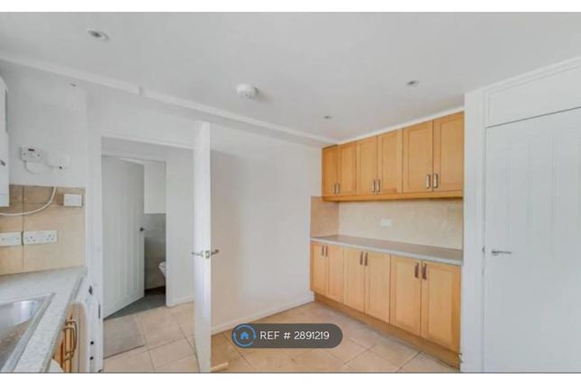 Flat, Dale Court York Road, Kingston Upon Thames photo 3
