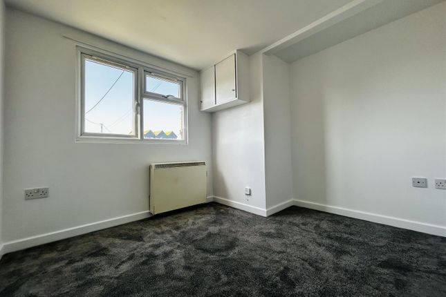 16, Sea Crescent, Jaywick photo 5