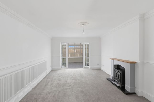 8 Lindwall Court, Worksop photo 4