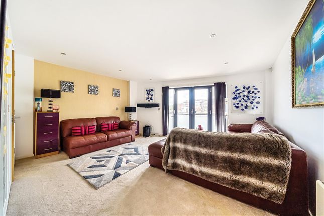 Flat for sale in South Quay, Kings Road, Marina, Swansea