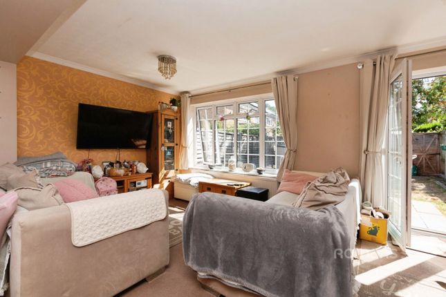 7, Stamford Avenue, Camberley photo 4