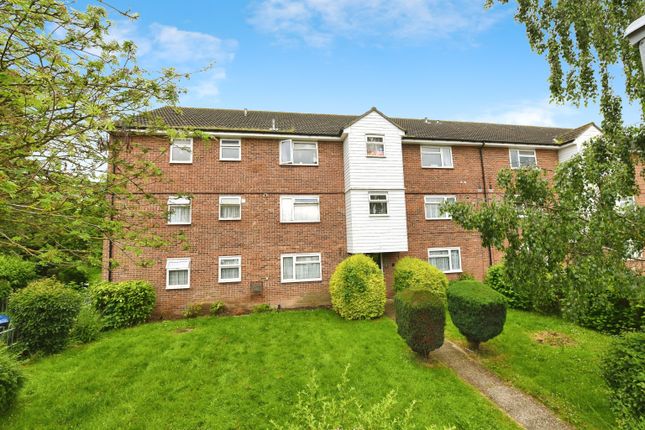 Thumbnail Flat for sale in Boston Avenue, Rayleigh, Essex