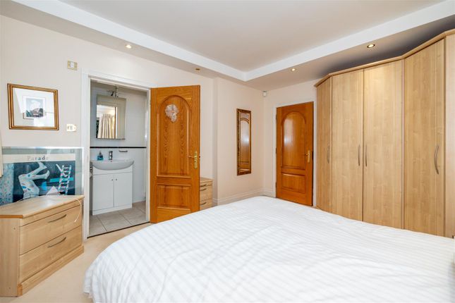 Flat for sale in The Avenue, Hale, Altrincham