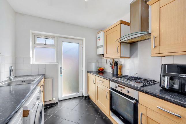 2a Bedford Close, London photo 3