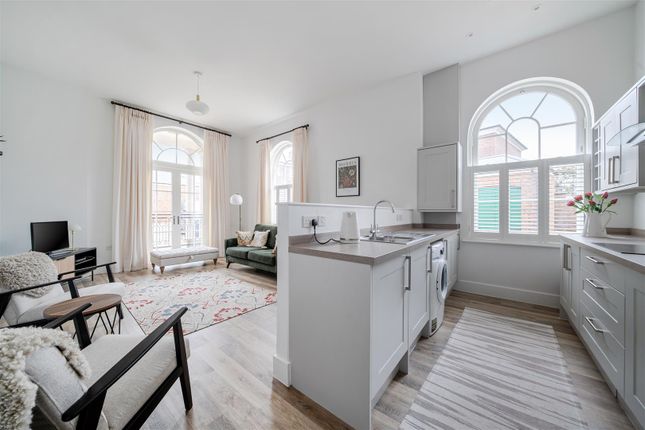 Flat 2 Market Hall, 2 Crown Square, Dorchester photo 2