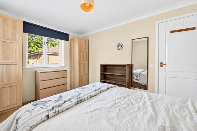 5 Shalbourne Square, London photo 2