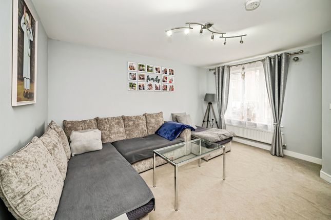 36, Blue Rock Drive, Aylesbury photo 3