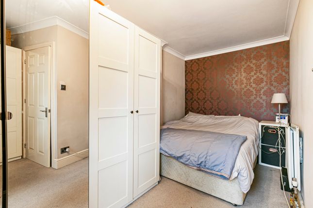 Flat 3, 205, Wendover Road, Surrey photo 4