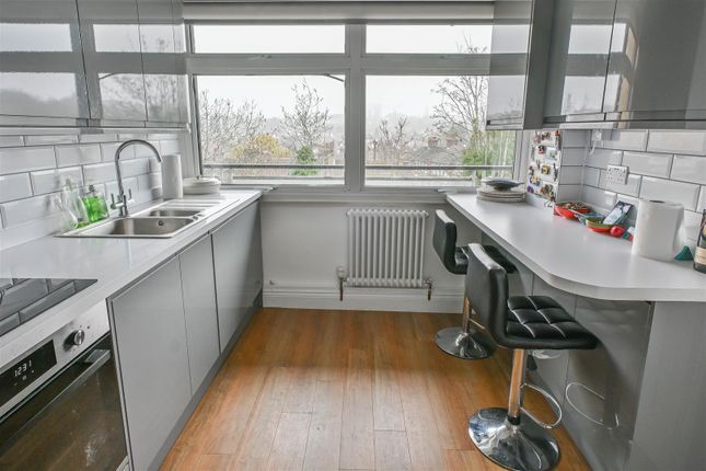 77 Heseltine Houses, Warley Mount, Brentwood photo 5