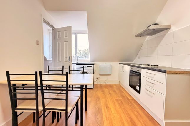 289A, Wood Lane , Dagenham photo 3